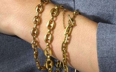 TROIS BRACELETS OR Three 18K yellow gold bracelets. Gross weight : 85,10 gr. (one without the clasp, wears). Lengths : 18-17,5 et 1...