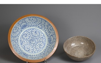 TWO CHINESE PORCELAIN BOWLS, 19TH CENTURY. To include a Bata...