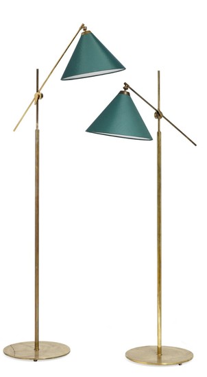 Th. Valentiner: A pair of adjustable floor lamps with patinated brass frame. Conical green fabric shade. (2)