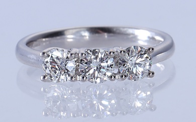 Triple diamond ring of 18 kt. white gold, total approx. 0.94 ct. (H-I/SI)