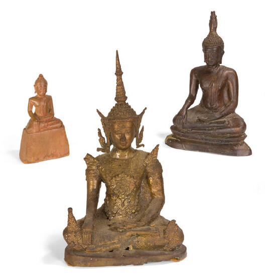 Trois Bouddha, dont deux en bronze et un…