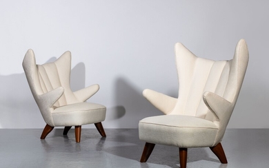 Ugo CARRÀ 1908-2004Paire de fauteuils - 1949Piétement et structure en bois, tapissée de tissu blanc102...