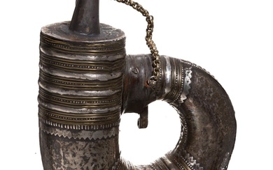 Une corne à poudre indienne, 19ème siècle Poudrier en fer partiellement argenté, partiellement recouvert d'argent,...