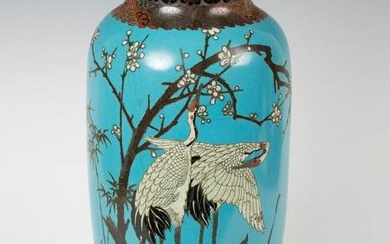 Vase. China, late 19th century. enameled brass. It has significant flaws in the enamel.