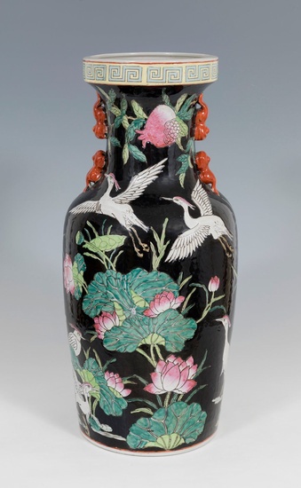 Vase ; Chine, 1960- 1970. Porcelaine. Famille noire. Présente la marque apocryphe "Qianlong". Dimensions :...