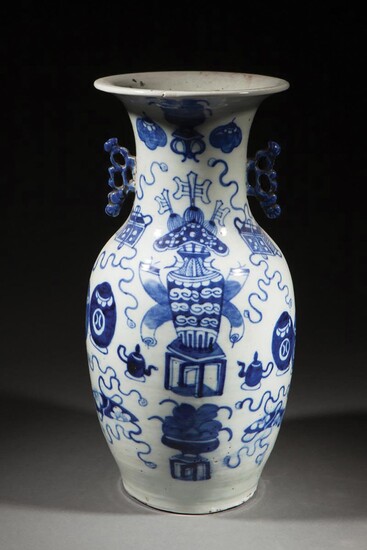 Vase balustre à fond plat serti de deux anses ajourés au col en porcelaine blanche décoré en bleu cobalt sous couverte.