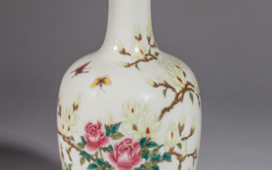 Vase balustre en porcelaine famille rose décoré de branches...