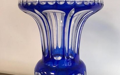 Vase de forme Médicis en cristal partiellement