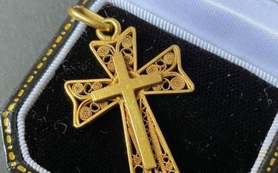 Yellow gold cross with filigree decoration
