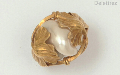 Yellow gold ring, decorated with a baroque pearl...