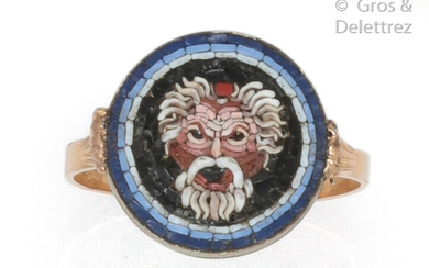 Yellow gold ring, decorated with a micro-mosaic depicting Bacchus. Tour of doigt : 52. P. Brut : 2.8 g.