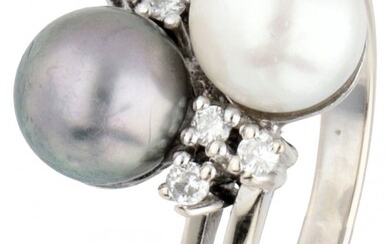18K. White gold ring set with approx. 0.06 ct. diamonds and cultivated pearls.