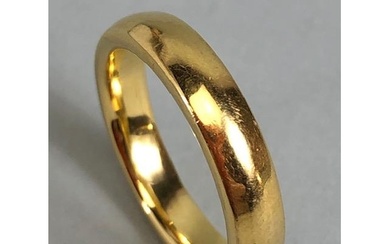 18ct yellow gold barrel wedding ring approximately size N , ...