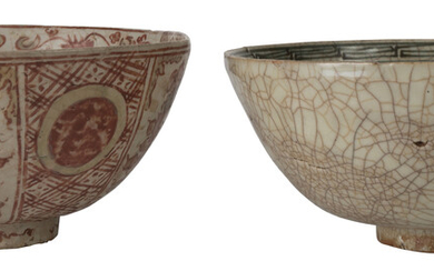 2 bols en céramique de Swatow, Chine, dynastie Ming, les deux ornés au centre d'un chien de Fô, l'un décoré en plus de rinceaux de fleu