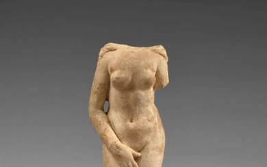 ART GRÉCO-ROMAIN, VERS LE 1er SIECLE Statuette de Vénus anadyomène en marbre