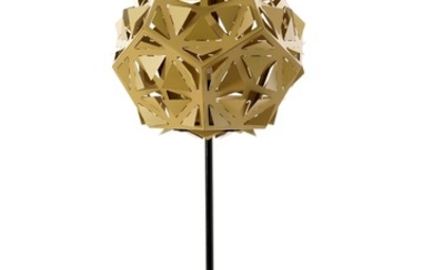 Lampadaire par Claudio Colucci, à diffuseur de forme dodécaédrique en tôle dorée ajourée, fût tubulaire en métal laqué noir, 206 cm