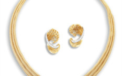 A Retro Gold and Diamond Necklace, by Hammerman Bros., Late 1940s, and a Pair of Diamond Earrings, Retro K黃金配鑽石項鏈, Hammerman Bros, 1940年代後期；及 鑽石耳環一對 (2)Retro K黃金配鑽石項鏈, Hammerman Bros, 1940年代後期；及 鑽石耳環一對 (2)