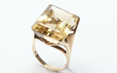 A 1960s COCKTAIL RING IN 14CT GOLD, FEATURING A RECTANGULAR CUT CITRINE WEIGHING 36.30CTS, SIZE U, 13GMS