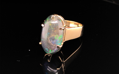 A 9ct HALLMARKED GOLD VINTAGE NATURAL OPAL SINGLE STONE RING. THE LARGE OVAL OPAL IN A RAISED SIX