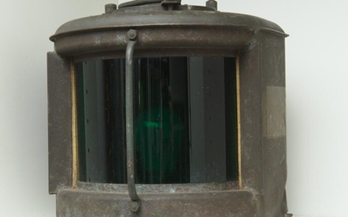 A BRASS AND GREEN GLASS SHIPS STARBOARD LANTERN WITH ORIGINAL LABEL AND PATINATION, 23 CM HIGH