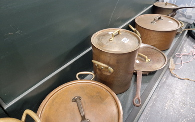 A COLLECTION OF COPPER POTS AND PANS, MOSTLY WITH LIDS