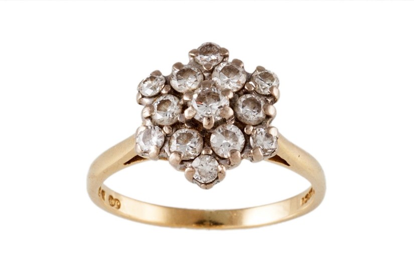 A DIAMOND CLUSTER RING, mounted in 18ct yellow gold
