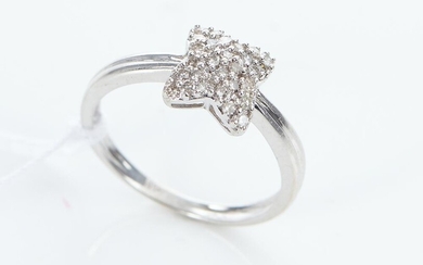 A DIAMOND DRESS RING IN 14CT WHITE GOLD, TOTAL DIAMOND WEIGHT ESTIMATED 0.20CT, SIZE N, 2.4GMS