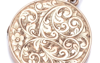A EDWARDIAN 9CT ROSE GOLD ENGRAVED LOCKET; 24mm wide circular locket with scroll engraved foliage and flower to front, wt. 4.91g.