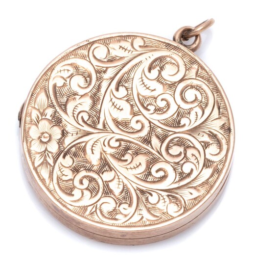 A EDWARDIAN 9CT ROSE GOLD ENGRAVED LOCKET; 24mm wide circular locket with scroll engraved foliage and flower to front, wt. 4.91g.