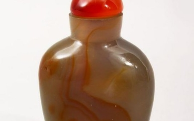 A GOOD 29TH CENTURY CHINESE CARVED AGATE SNUFF BOTTLE