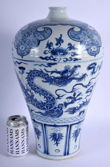A LARGE CHINESE BLUE AND WHITE PORCELAIN DRAGON VASE