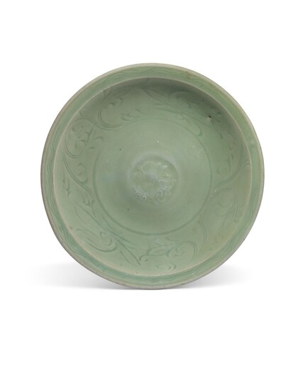 A LARGE LONGQUAN CELADON 'FLORAL' DISH, MING DYNASTY (1368-1644)