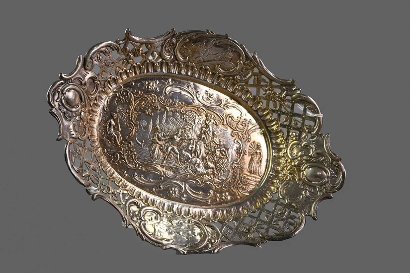 A LATE 19TH CENTURY CONTINENTAL SILVER DISH