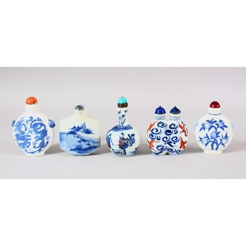 A MIXED LOT OF 5 CHINESE BLUE & WHITE PORCELAIN SNUFF BOTTLE...