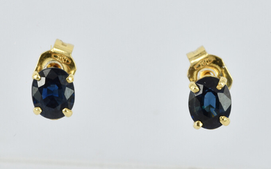 A PAIR OF 18CT GOLD AND BLUE SAPPHIRE STUD EARRINGS