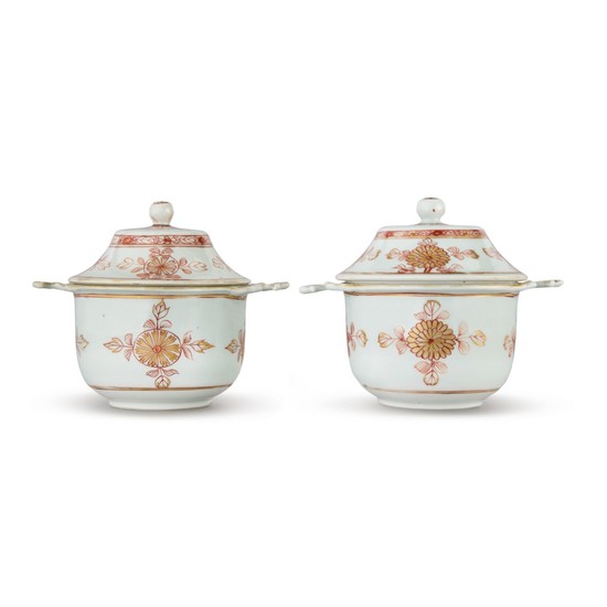 A PAIR OF CHINESE EXPORT IRON-RED AND GILT TWO-HANDLED ECUELLES AND COVERS QING DYNASTY, KANGXI PERIOD | 清康熙 礬紅彩描金菊紋雙耳蓋盌一對