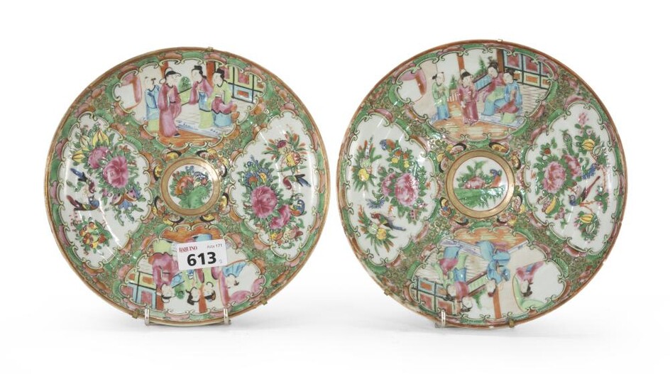 A PAIR OF CHINESE PORCELAIN DISHES. CANTON EARLY 20TH CENTURY.