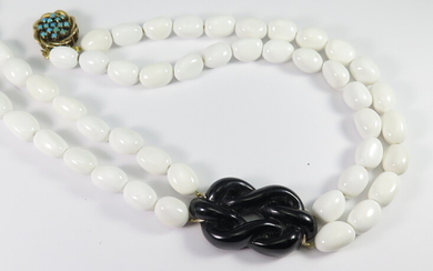 A TWO-ROW WHITE JADE BEAD NECKLACE