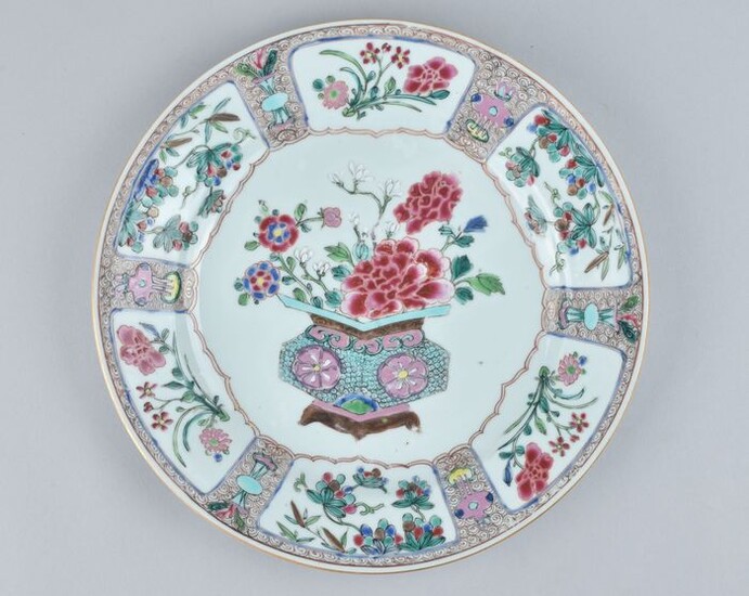 A VERY FINE CHINESE FAMILLE ROSE PLATE DECORATED WITH A VASE - Porcelain - China - Yongzheng (1723-1735)