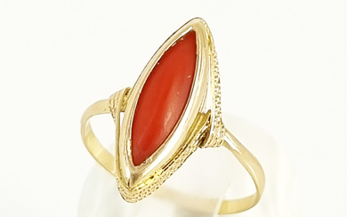 A VINTAGE ITALIAN 18ct GOLD AND CORAL RING