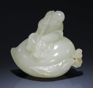 A WHITE JADE CARVING OF SHOULAO ON A PEACH, QING DYNASTY (1644-1911)
