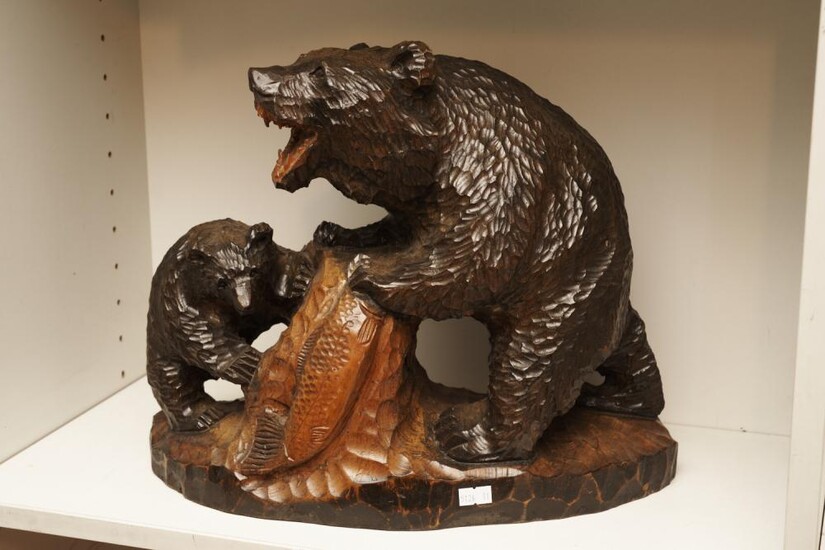 A WOODEN CARVING DEPICTING TWO BEARS CATCHING A SALMON, H.33CM, LEONARD JOEL LOCAL DELIVERY SIZE: SMALL