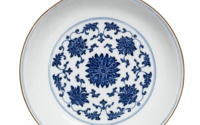 SOLD. A blue and white saucer dish, Qianlong seal mark and of the period. Diam. 19.5 cm. – Bruun Rasmussen Auctioneers of Fine Art