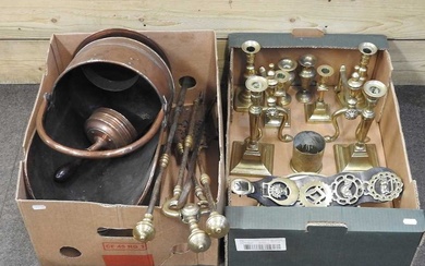 A collection of metalwares, to include a copper coal scuttle,...
