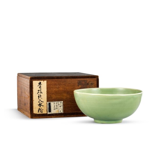 A large Longquan celadon bowl, Ming dynasty 明 龍泉青釉錦紋大盌