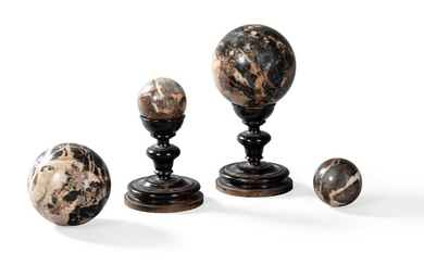A pair of decorative marble balls | Paire de Boules décoratives en marbre