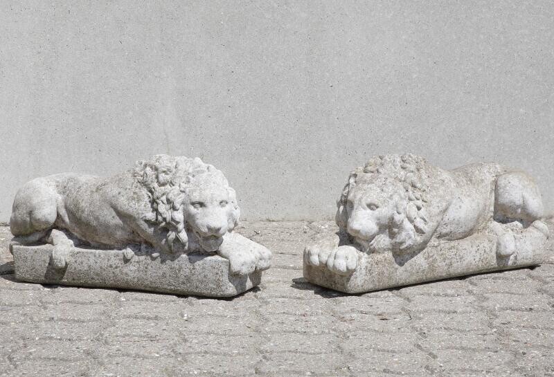NOT SOLD. A pair of resting lions. Artificial sandstone garden sculptures. Late 20th century. H. 20 cm. L. 45 cm. D. 15 cm. (2). – Bruun Rasmussen Auctioneers of Fine Art