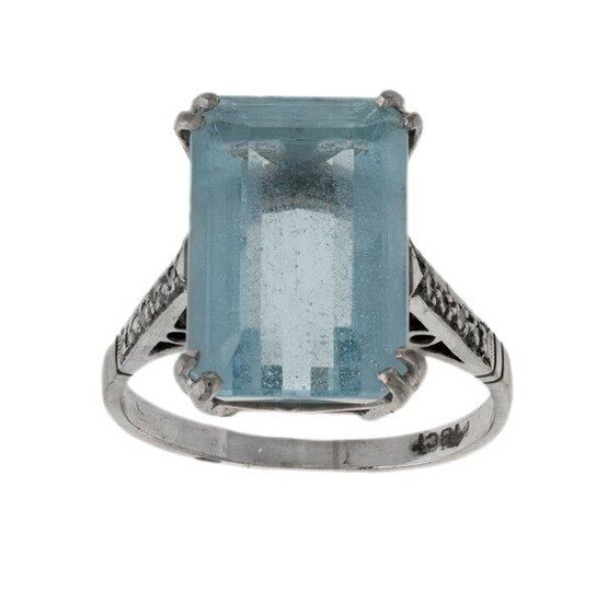 A rectangular-cut aquamarine and diamond ring, the four claw-set aquamarine with single-cut diamond four-stone shoulders, to a plain hoop stamped 18ct, dimensions of aquamarine 15.4mm x 10.1mm x 7mm, ring size, M