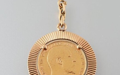 A round 750 thousandths yellow gold pendant holding a coin: sovereign of 1910, to the belgian is hung a small piece of gold chain.