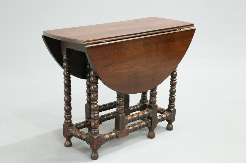 AN EARLY 18TH CENTURY OAK GATELEG TABLE, of small